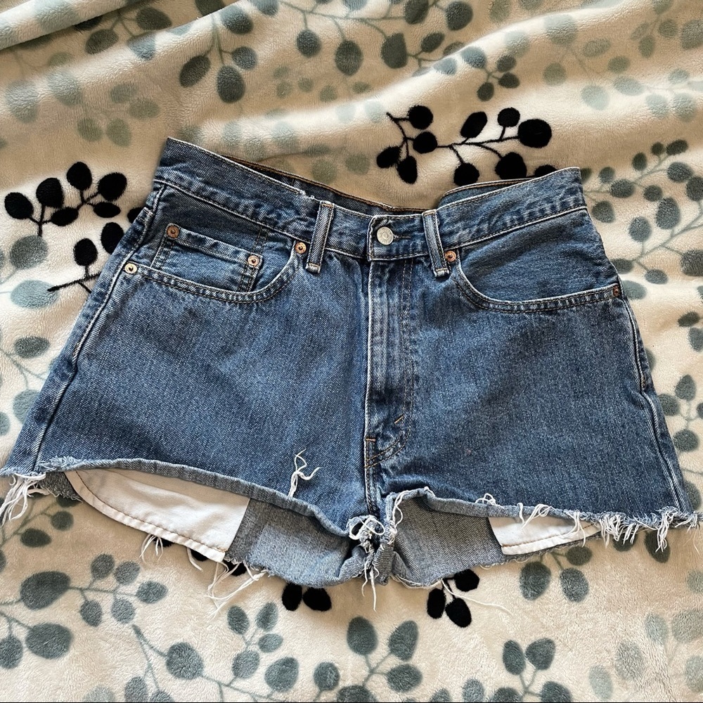 Vintage Levi’s 550 Cutoff Denim Blue Jean Shorts size 32
